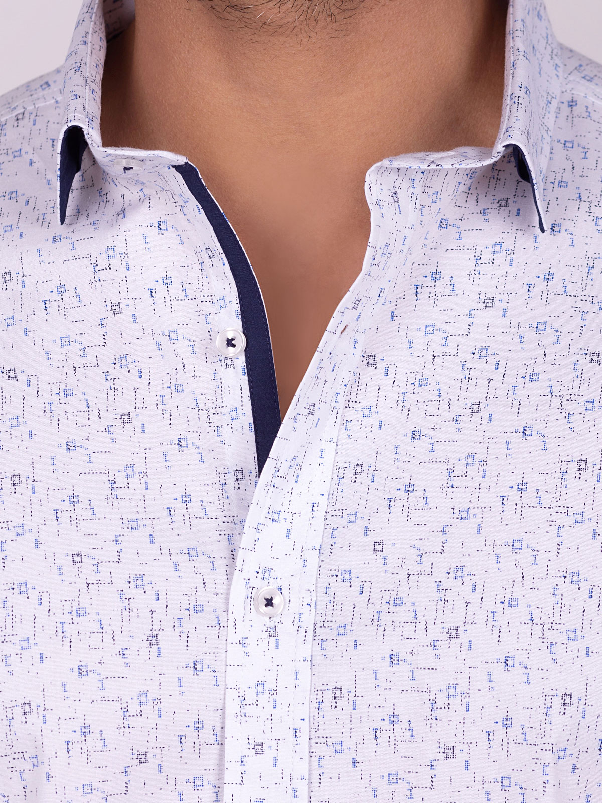 Бяла риза с принт на сини фигури - 21515 78.00 лв img3