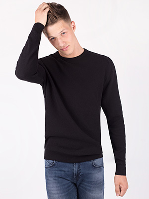 Памучен пуловер в черно - 35285 - 48.00 лв