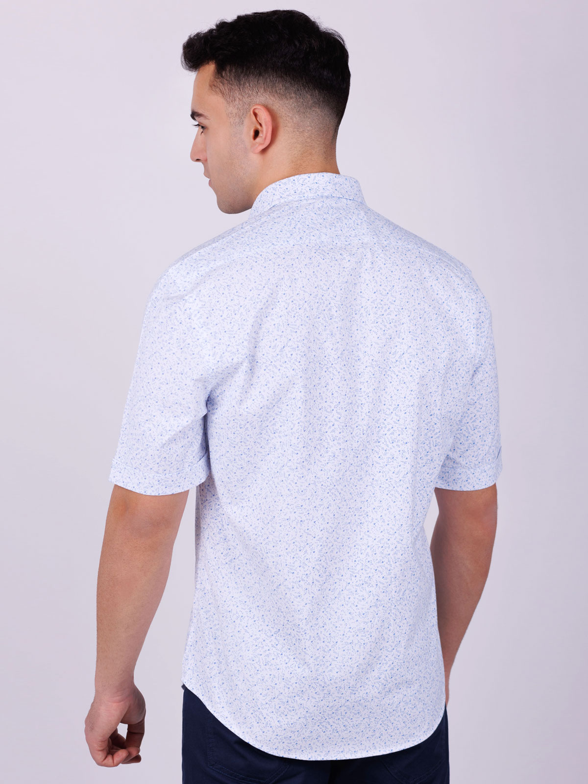 Риза в бяло със ситни сини фигури - 80231 69.00 лв img4