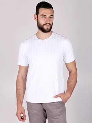 Тениска в бяло с релефно райе - 88004 - 12.00 лв