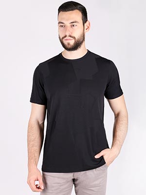 Черна тениска с абстрактен релеф - 88006 - 12.00 лв