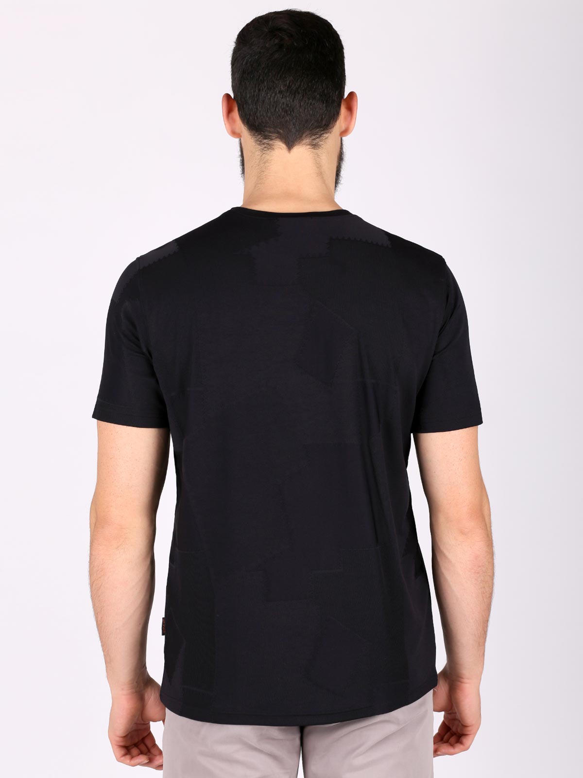 Черна тениска с абстрактен релеф - 88006 12.00 лв img2