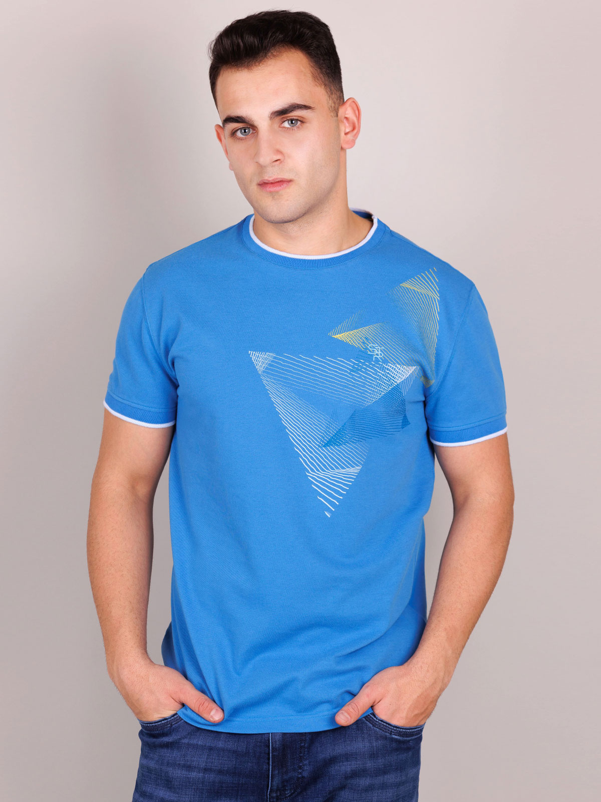 Тениска в синьо с ефектен печат - 95362 42.00 лв img1
