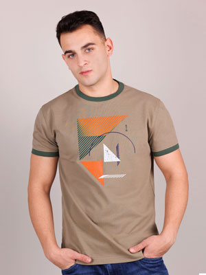 Тениска в каки с печат на фигури - 95365 - 42.00 лв