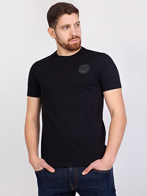 Черна тениска къс ръкав с бадж - 96386 - 42.00 лв
