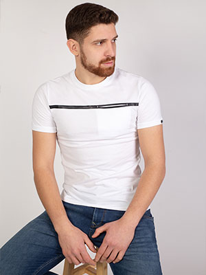 item:Бяла тениска с черна линия отпред - 96388 - 39.00 лв