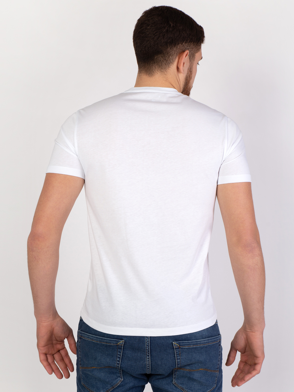 Бяла тениска с принт цветна пчелна пита - 96402 42.00 лв img3
