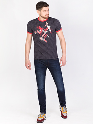 item:Тениска в черно с ярки червени акценти - 96404 - 42.00 лв