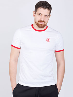 Бяла тениска с червен принт - 96456 - 42.00 лв