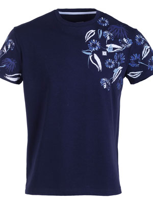 Тениска в синьо с печат цветя-96472-49.00 лв