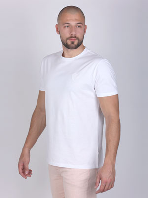 Бяла изчистена тениска с емблема - 97046 - 19.00 лв