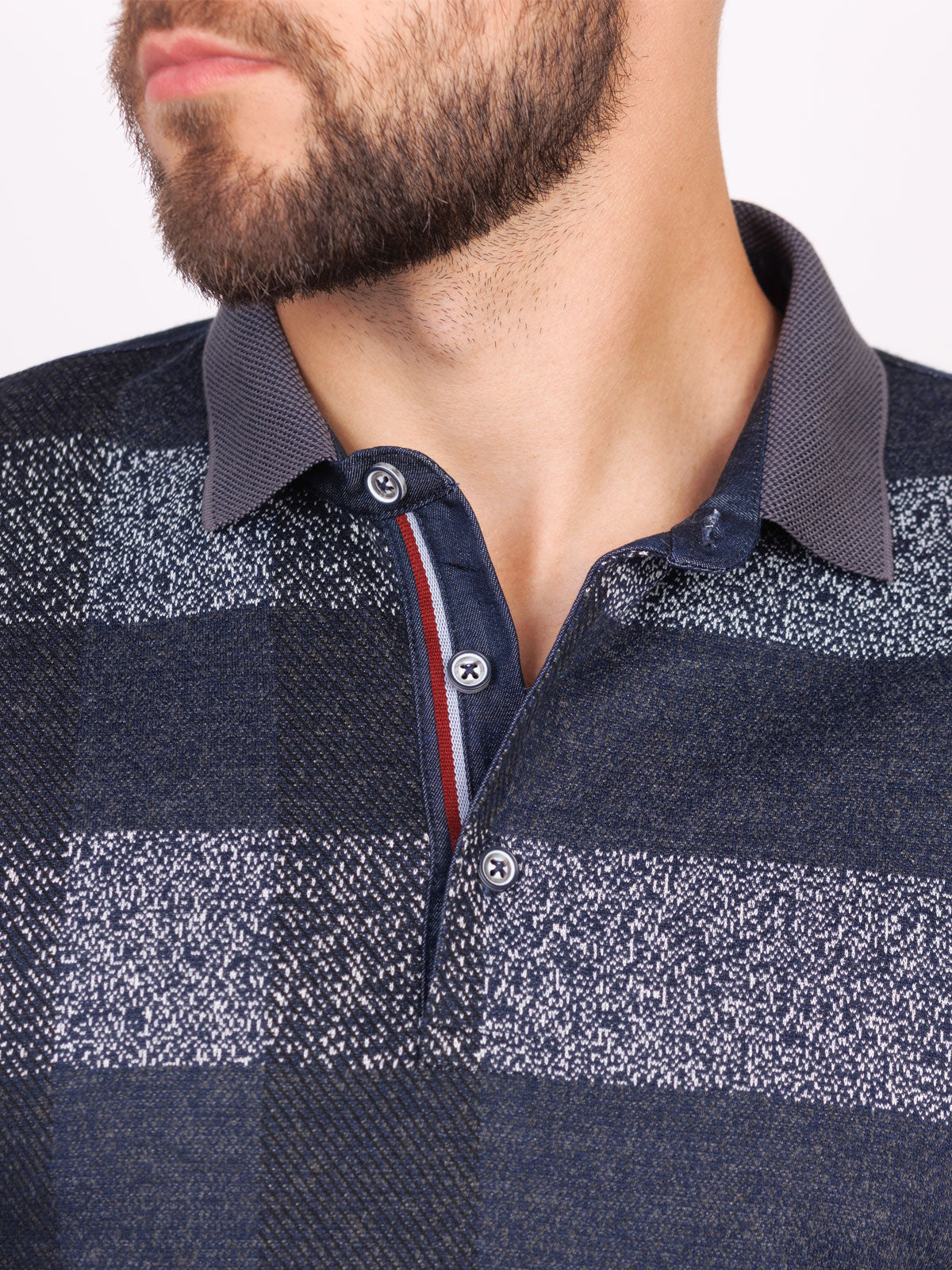 Мъжка блуза в бяло и тъмно синьо