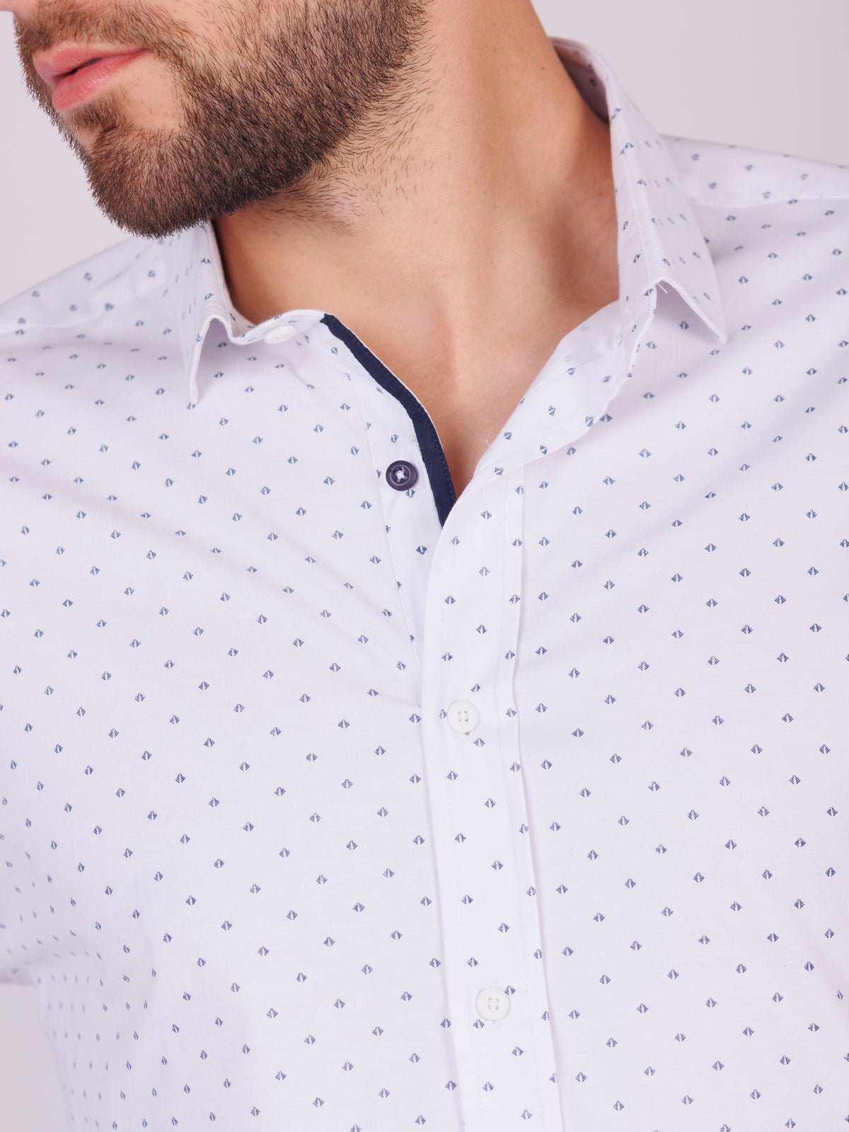 Риза в бяло с дълъг ръкав