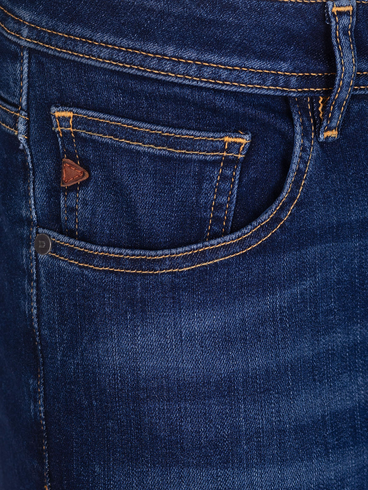 Вталени дънки в син деним