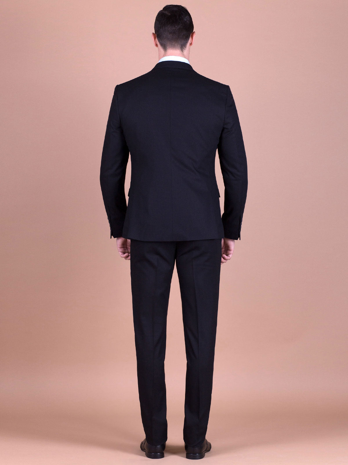 Елегантен мъжки костюм