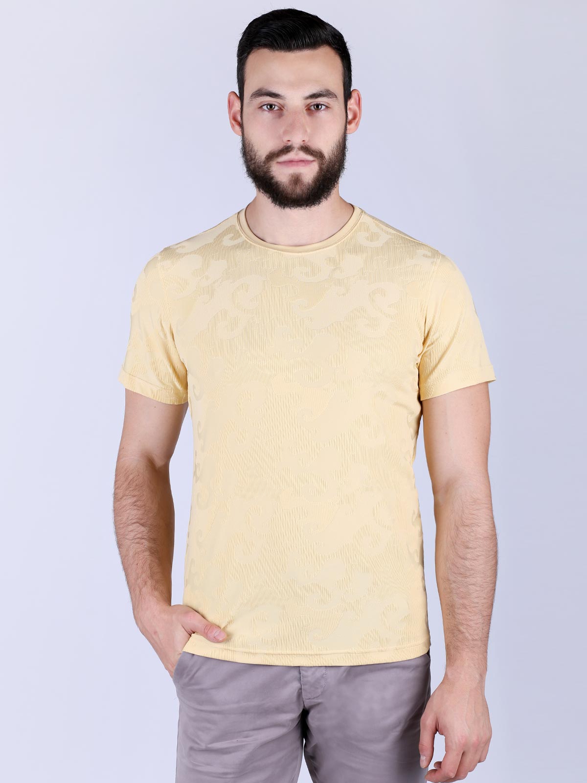 Тениска в бледо жълто на пейсли