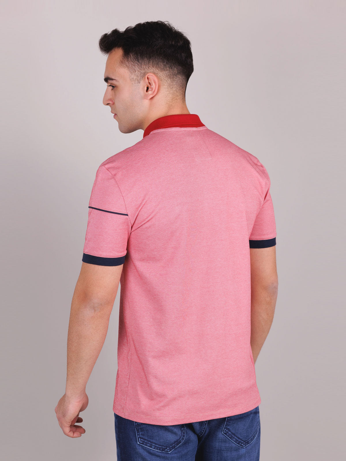 Тениска в червено с плетена яка