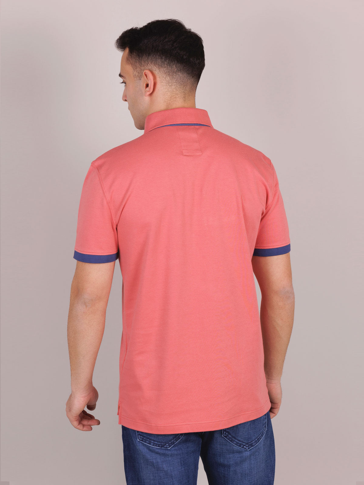 Тениска в тъмен корал и яка с цип