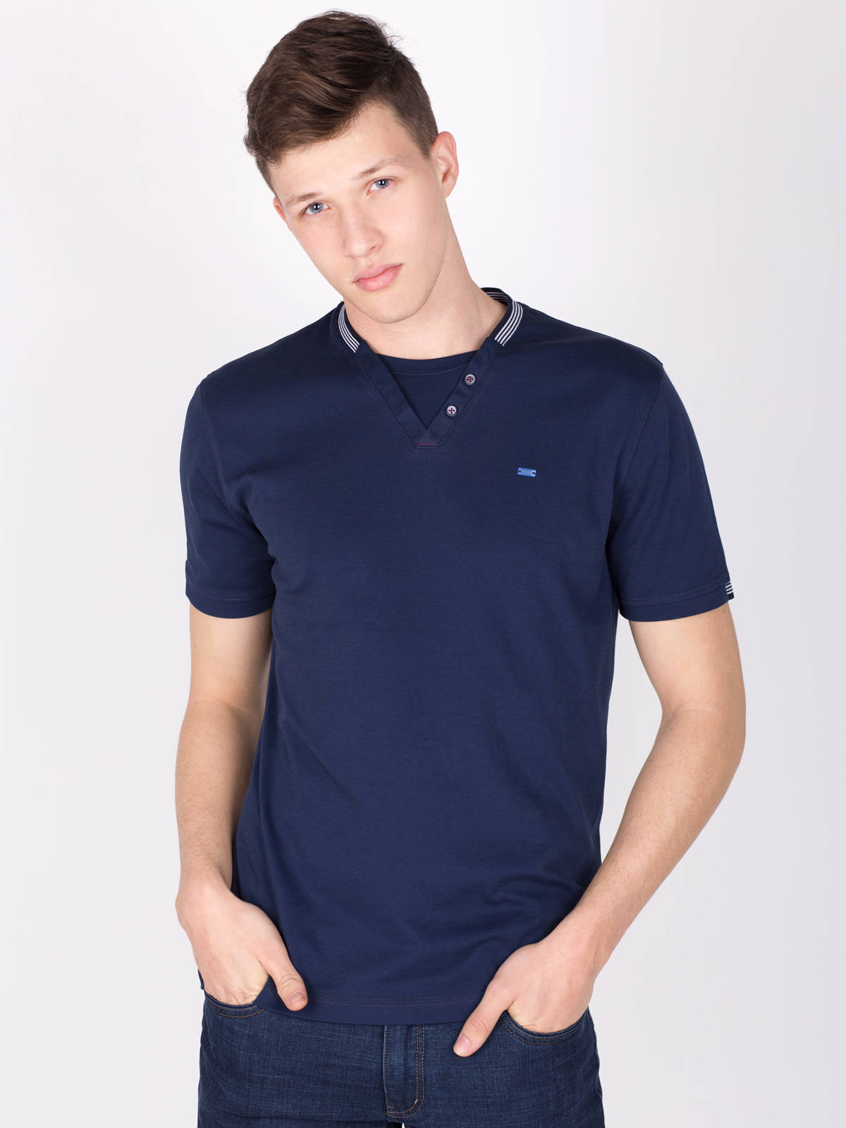 Блуза в тъмно синьо с ефектно деколте