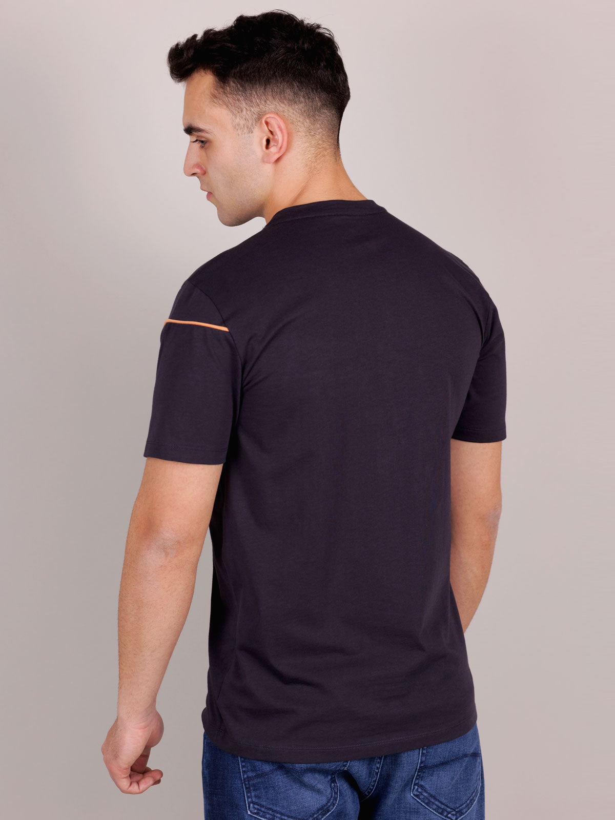 Тениска с оранжев акцент